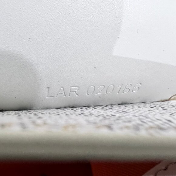 1000% Authentic Goyard Saigon PM Bag - White Grey Colorway - Picture 12 of 16